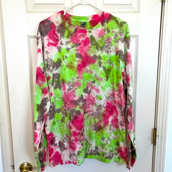 Tops - Hand tied a large multicolor top.